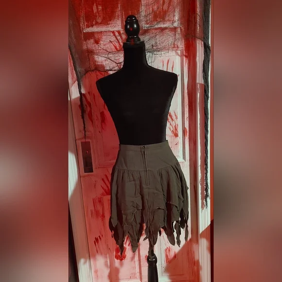 Hot Topic Forest GRN Hanky Hem Skirt - Picture 2 of 4